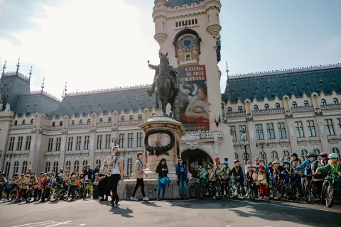 A Scout leader gives indications before the start of the ride.