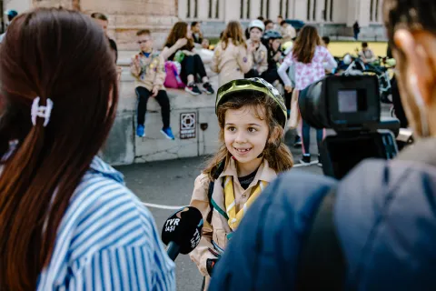A young Scout replies to questions from a journalist.