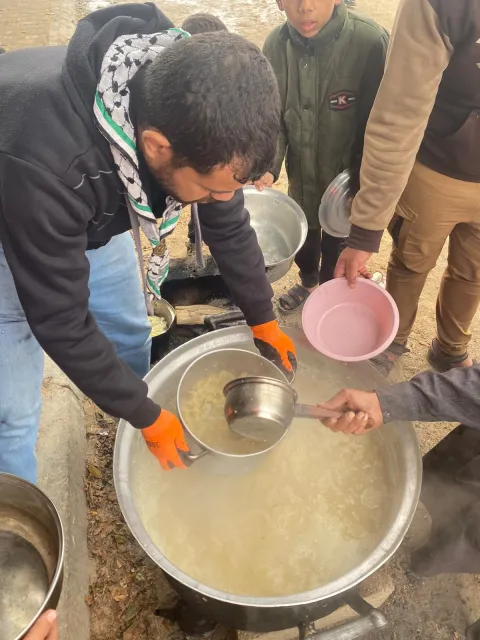 Scouts distribute food for Palestinians