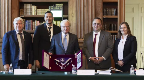 King of Sweden accepts give from Scouting