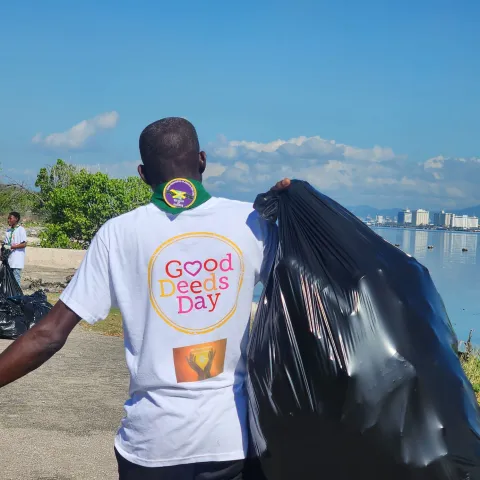 Scouts Jamaina cleaning a beach