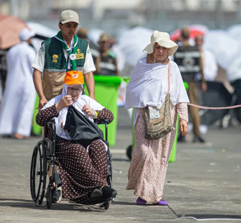 Saudi scout support pilgrimer 