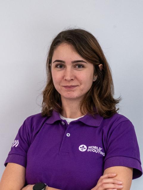 Profile picture in purple of Andra Dediu.