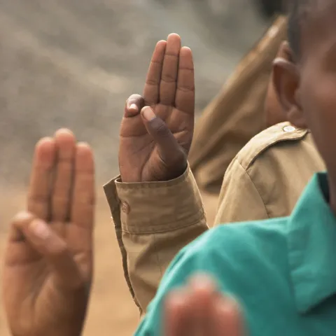Scout faisant le signe de la Promesse