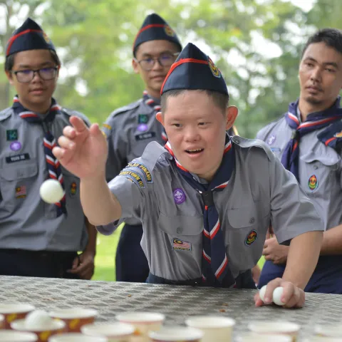 Scouts throwing table tennis balls