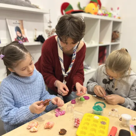 Adela is a Romanian Scout working with Ukrainian children who come to the Scout centre for psychosocial fun activities, games.